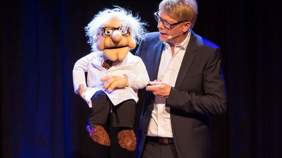 Bauchredner Jörg Jará unterhält sich mit Prof. Jensen auf der Showbühne