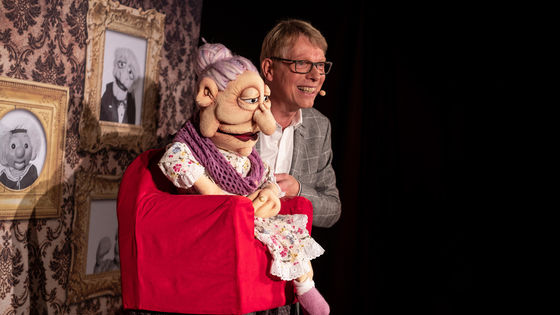 Bauchredner Jörg Jará mit Puppe Frau Sommer im Gespräch