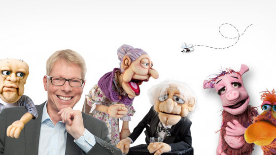 Bauchredner Jörg Jará mit fünf seiner Handpuppen und einer Fliege